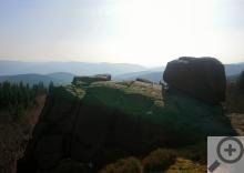 Sfingy, v pozadí Doupovské hory