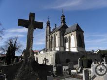 Hřbitovní kostel Všech svatých s kostnicí