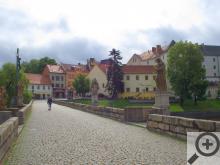 Takhle to vypadá, když se procházíte po nejstarším mostě v Čechách