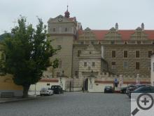 Dominantou městečka je hrad a zámek v jednom