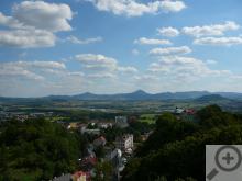 Výhled z Komáří vížky nabízí zajímavé srovnání mezi průmyslovým Českem a liduprázdným Saskem