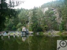 Vodní nádrž Vřesník je utopena v lesích