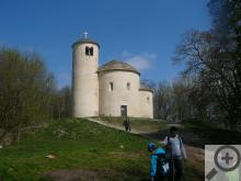 Rotunda na hoře Říp, strohá ale hezká