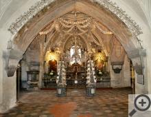 Unikátní kosterní výzdoba MEMENTO MORI ve spodní části kostela